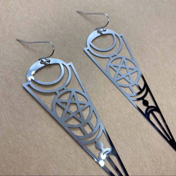 The Pentagram Moon Phase Spell Silver Earrings 🔮 - Picture 3 of 6